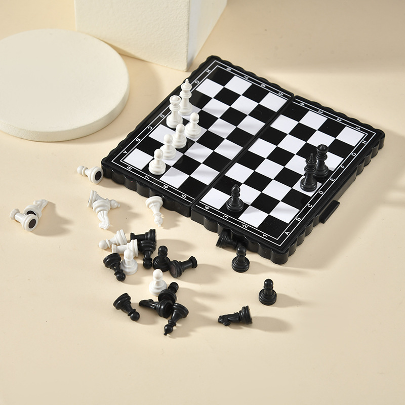 Magnetic Travel Chess - ミニポータブル磁気チェスセット折りたたみチェス盤プラスチックボードゲーム子供のおもちゃ屋外 QLYX03