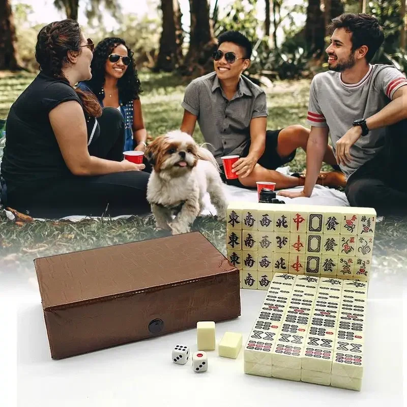 Board Game Mahjong - 中国麻雀ゲームセット 144個の白い彫刻入りミニタイル 家族の集まり用 中国風ボードゲーム 家族のレジャータイム用