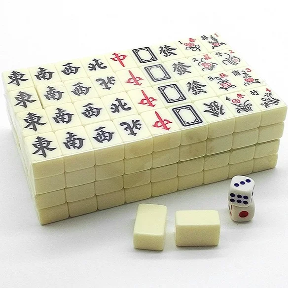 Board Game Mahjong - 中国風ボードゲーム 家族の余暇に最適 中国麻雀ゲームセット 144個の白い彫刻入りミニタイル 家族の集まりに最適