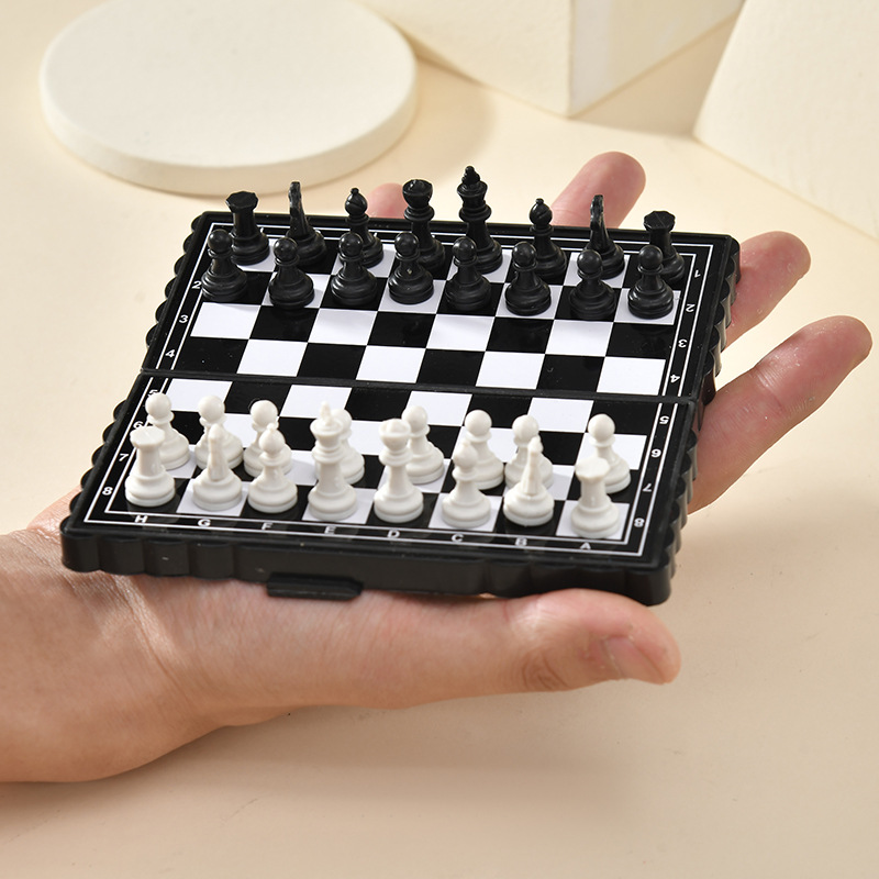 ミニポータブル磁気チェスセット折りたたみチェス盤プラスチック - Magnetic Travel Chess のレビューと価格