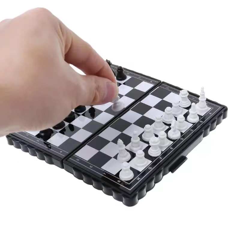 ミニ磁気チェスセット折りたたみ磁気プラスチックチェス盤ボード - Magnetic Travel Chess のレビューと価格
